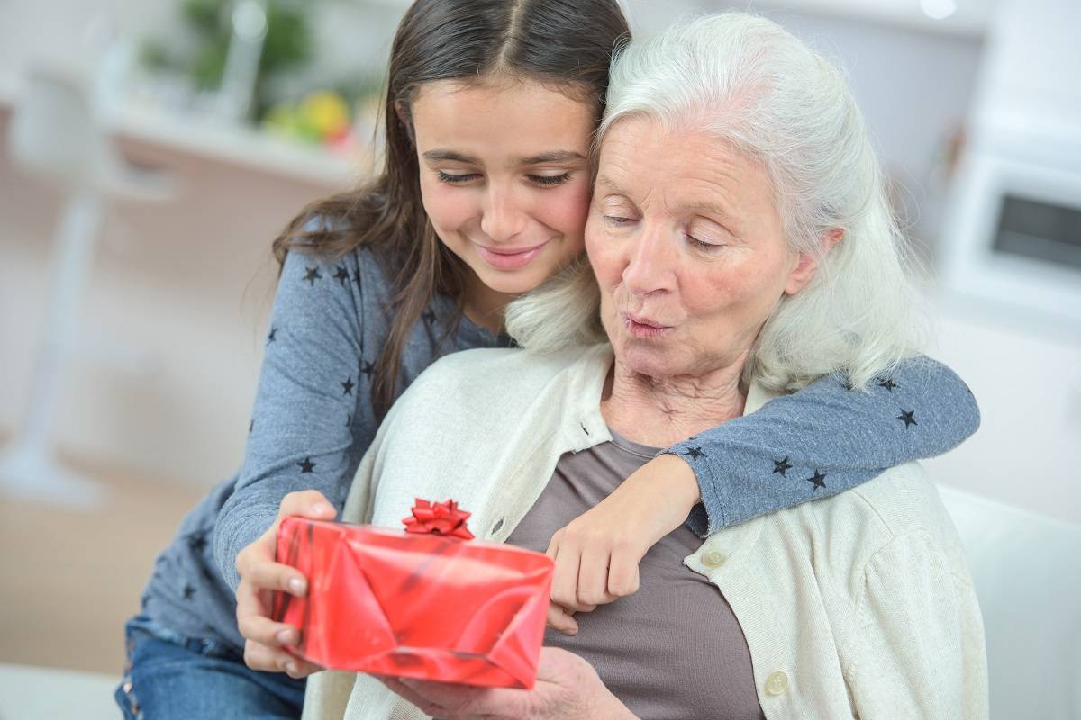 Что подарить бабушке к новому году в 2019 году. список идей +фото