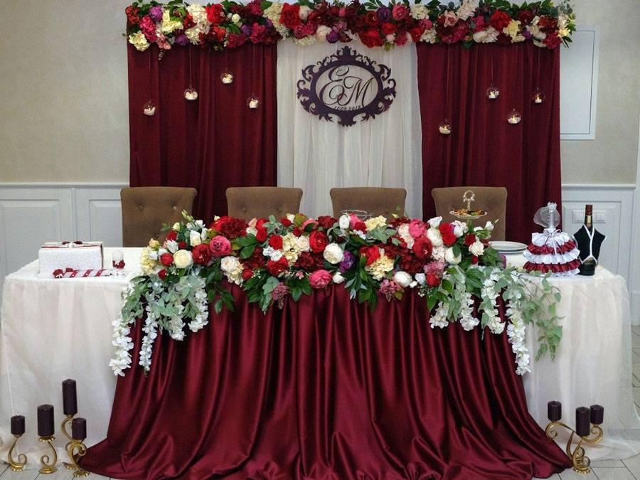Как выделить стол новобрачных – оформление президиума на свадьбу своими руками