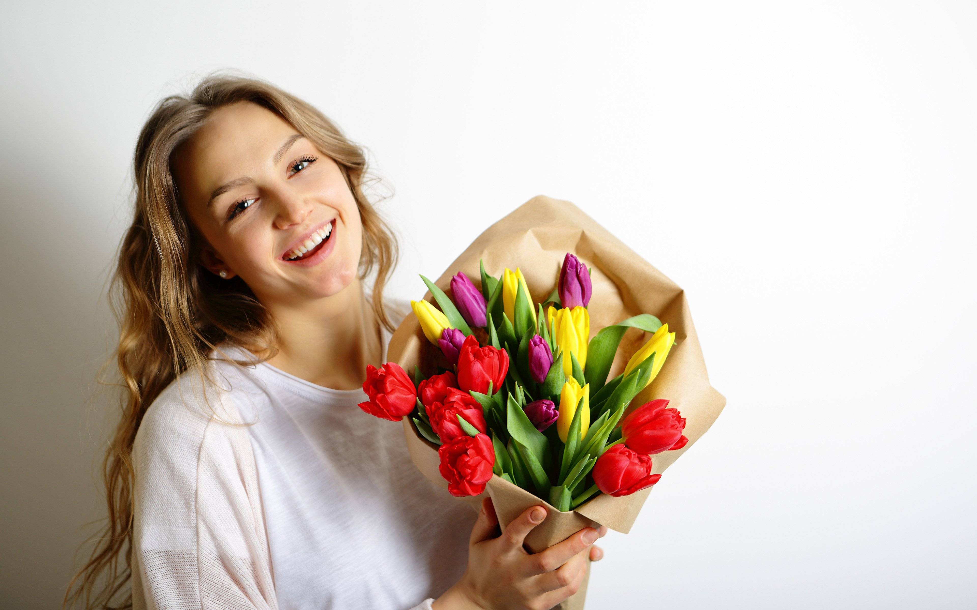 На первом свидании ни в коем случае не стоит дарить девушке цветы