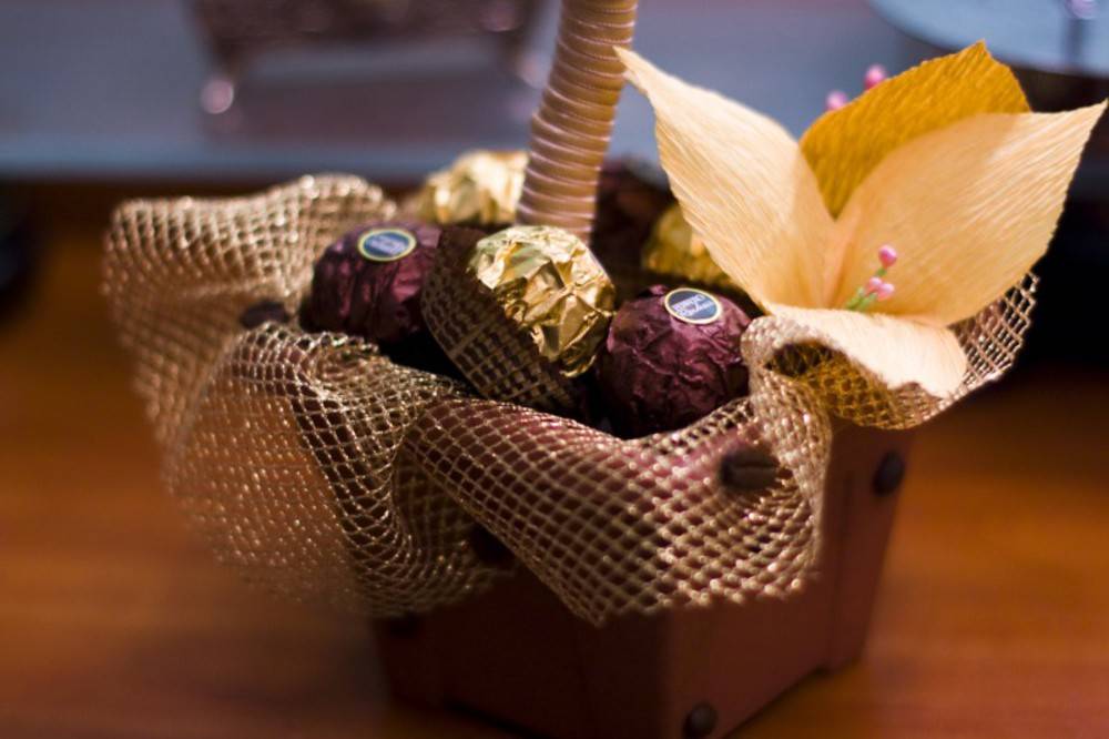 Как сделать сладкий подарок своими руками, или Мастер класс: букет из конфет
