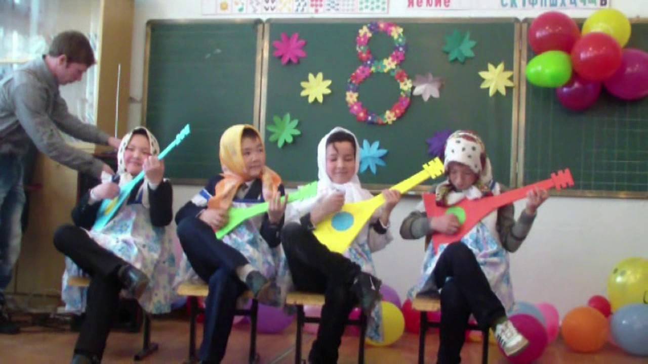 Поздравление девочек с 8 марта от мальчиков 1 и 5 классов ― идеи сюрпризов одноклассницам, открытки по именам и презентации с музыкой