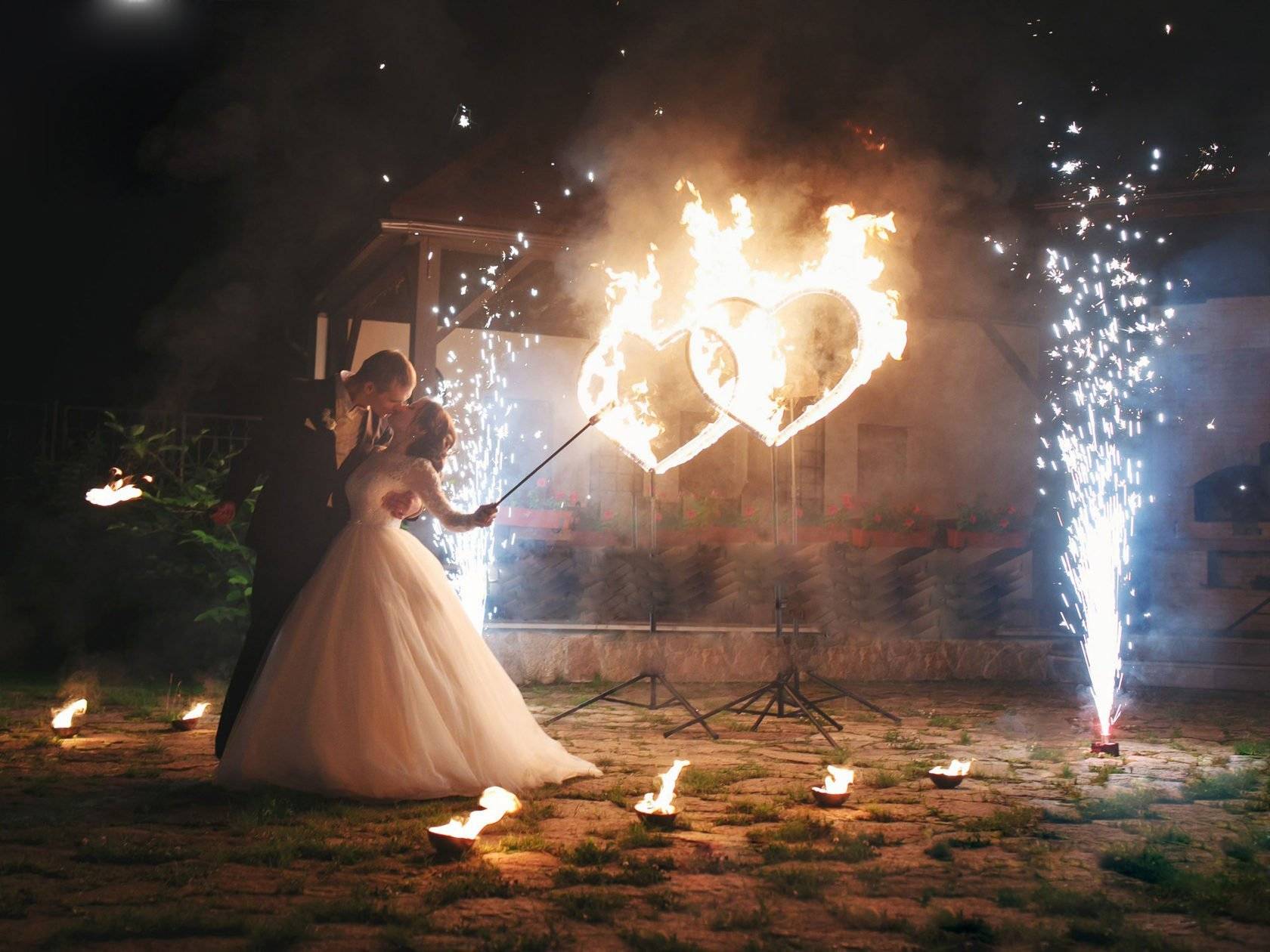 Укрощение огня: полезные советы по выбору фаер шоу на свадьбу