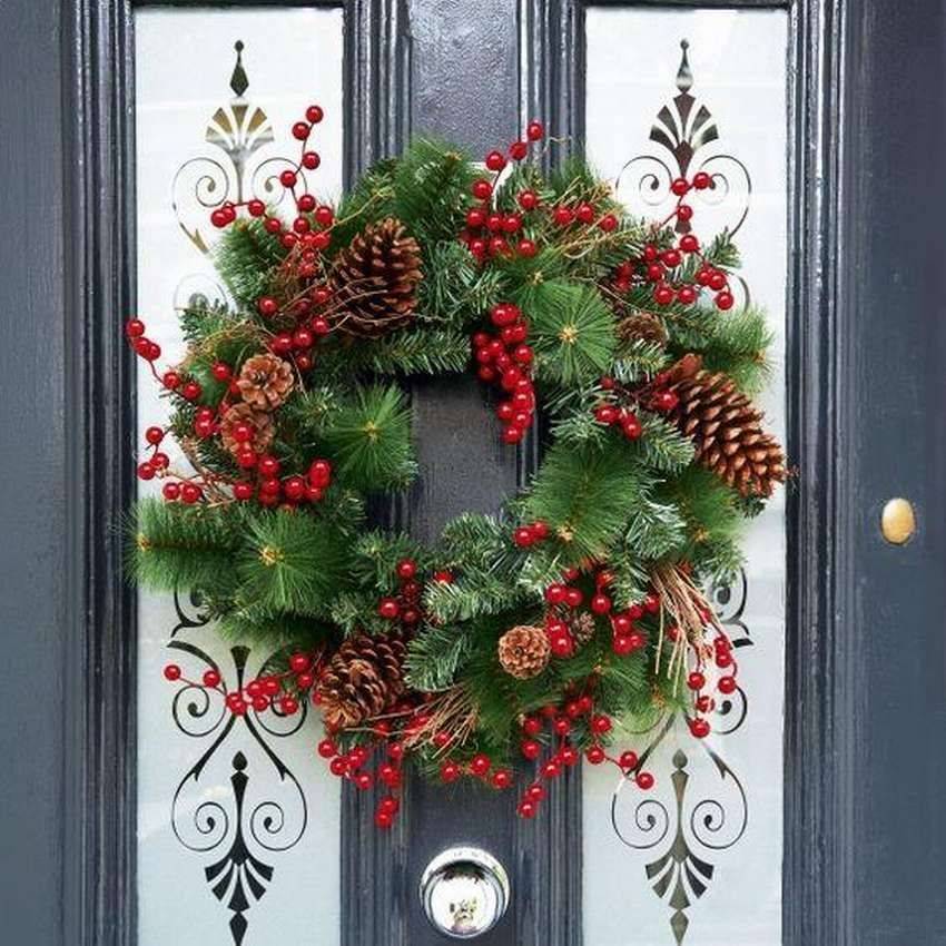 Красивое и оригинальное украшение дверей на новый год