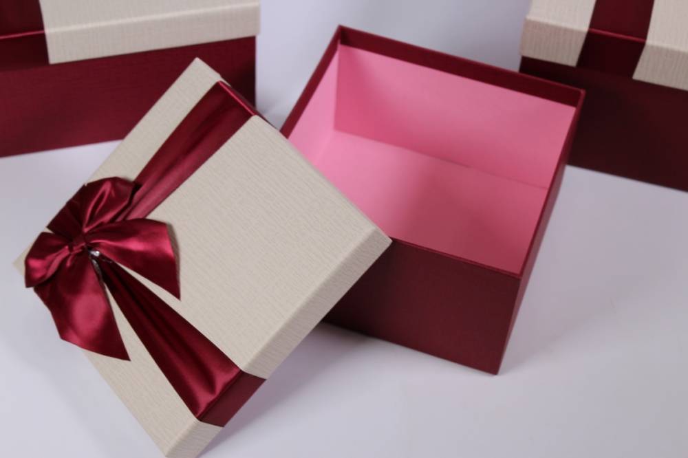 Как красиво оформить подарок — советы по выбору упаковки, фото идеи украшений