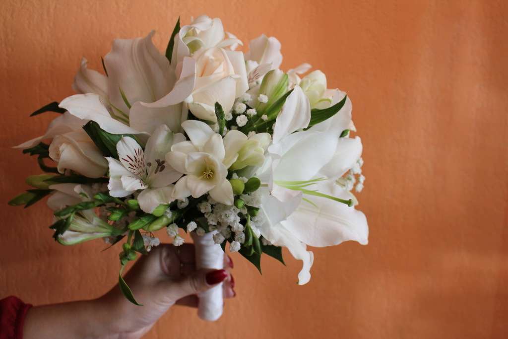 Самый нежный свадебный букет: композиции из лилий с фото