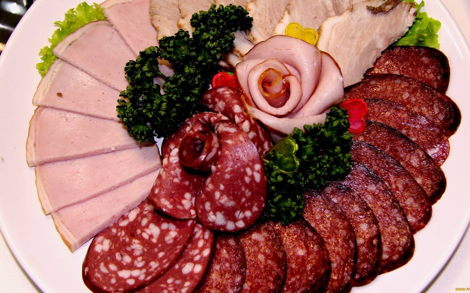 Как красиво выложить мясную нарезку на праздничном столе: фото