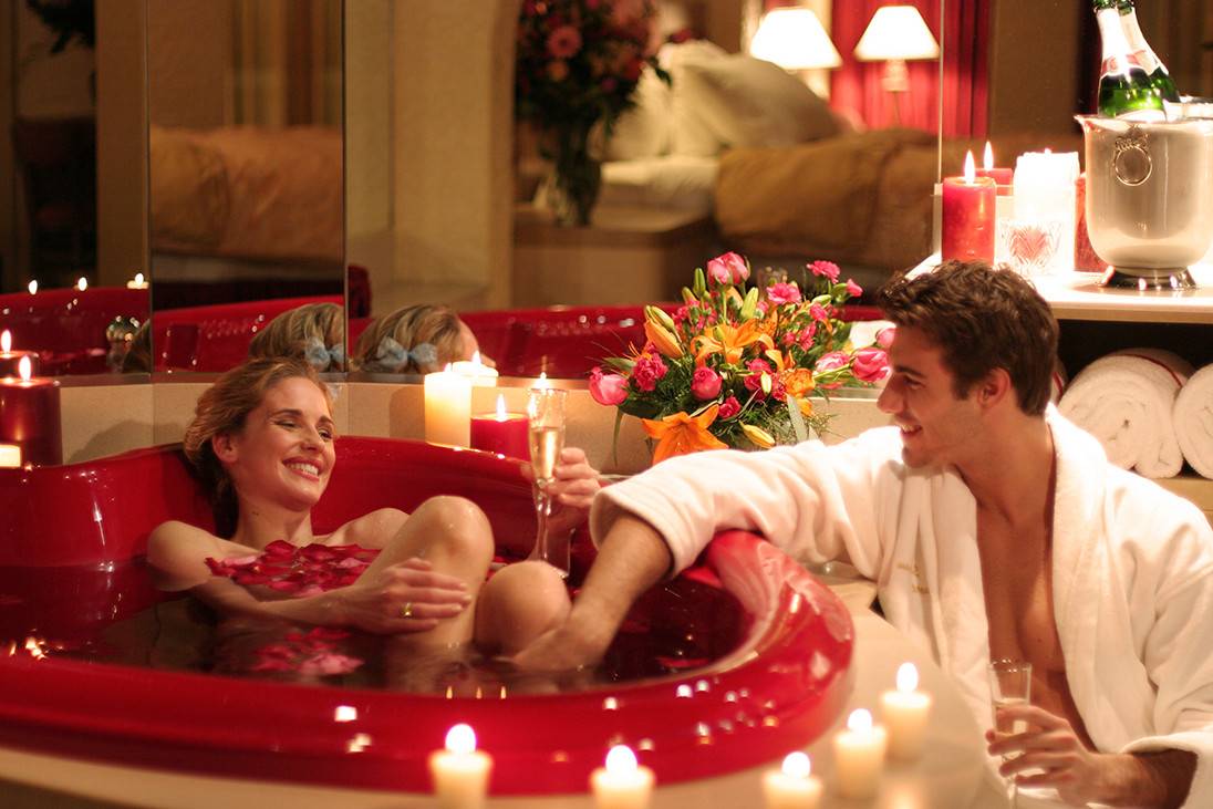 Свечи лепестки роз романтика. как украсить спальню для романтического вечера | всё об интерьере для дома и квартиры