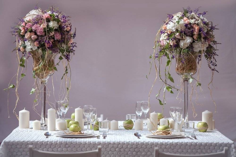 Цветочные гирлянды на свадьбу: 10 вариантов декора, которые вам понравятся