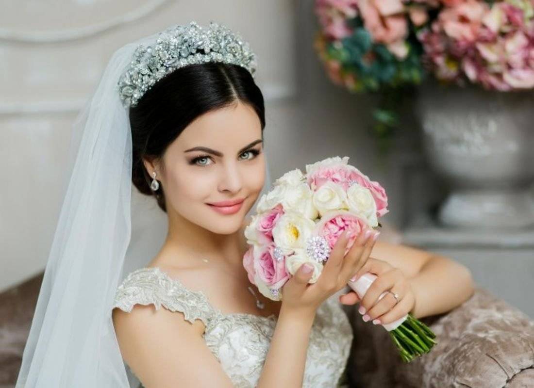 Свадебные прически с фатой: виды, модели, пошаговые инструкции