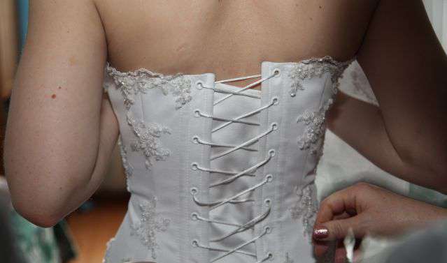 Корсетные платья для невесты: как выбрать подходящий фасон и правильно завязать корсет