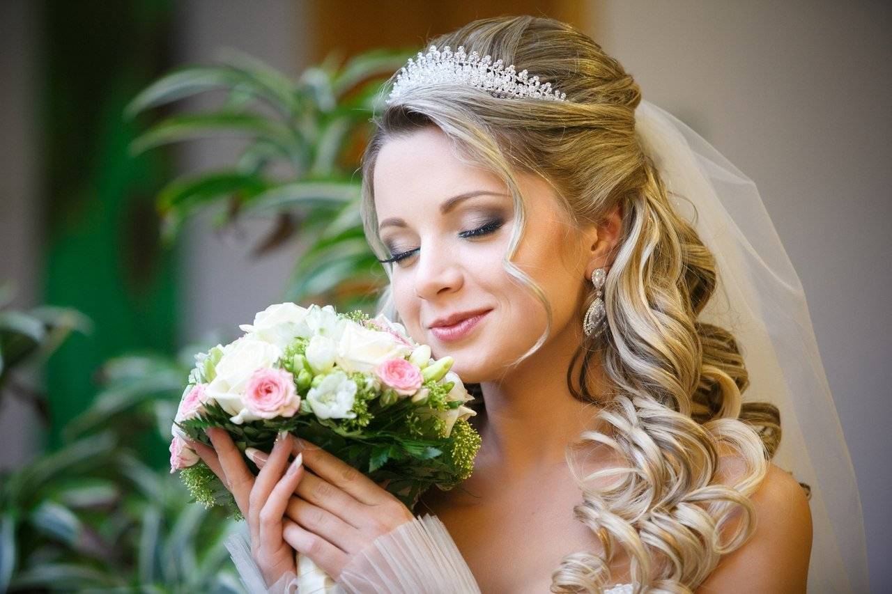 Свадебная прическа с диадемой: выбор настоящих принцесс