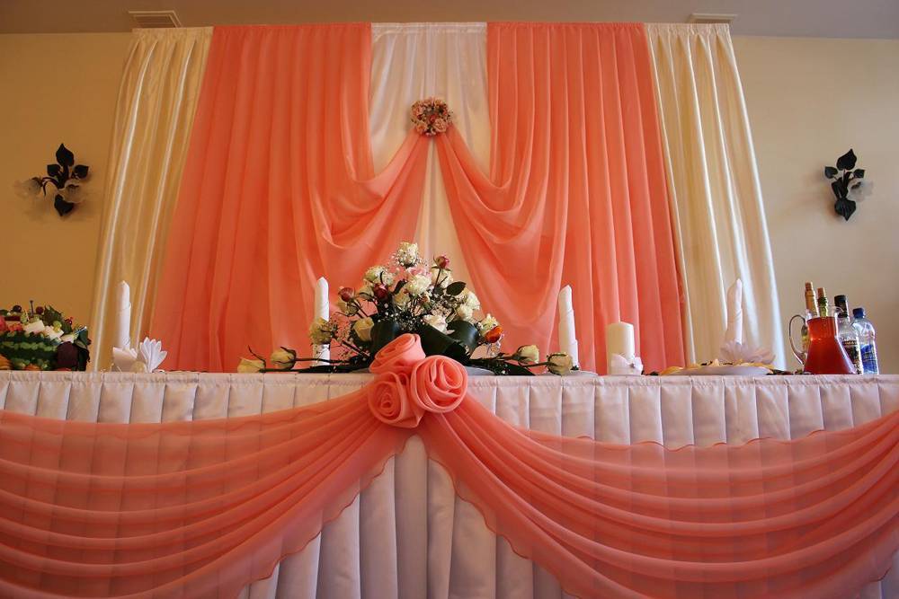 Оформление свадьбы тканью: с шарами, цветами, современные тенденции
