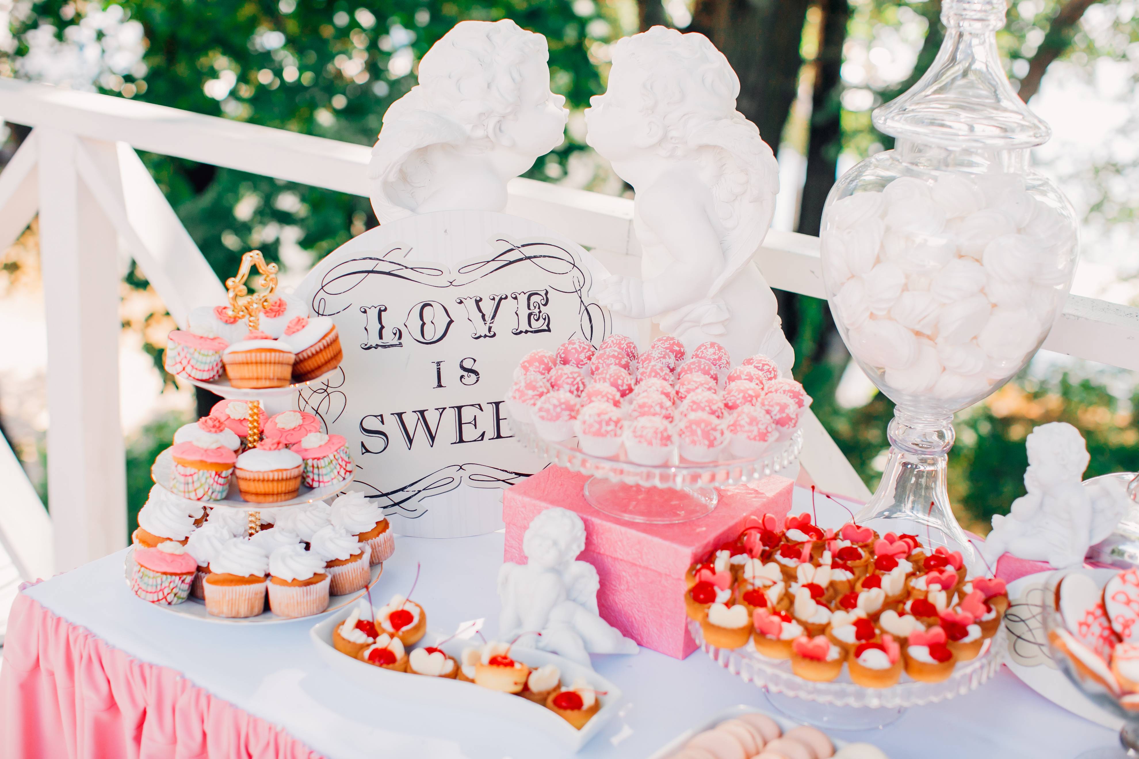 Оформление сладкого стола на свадьбу - идеи и фото примеры
