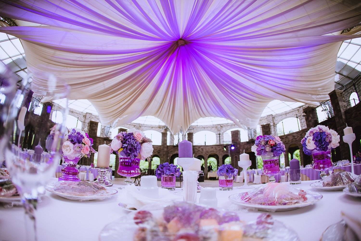 Фиолетовая свадьба своими руками: идеи, оформление зала, фото, приметы :: syl.ru