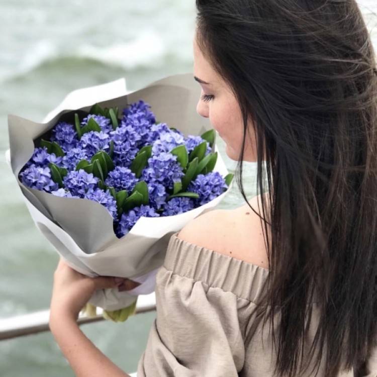 Какие цветы подарить девушке: список лучших букетов