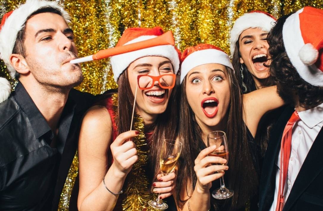 Как провести новый год дома весело и интересно с семьей и друзьями: идеи и советы