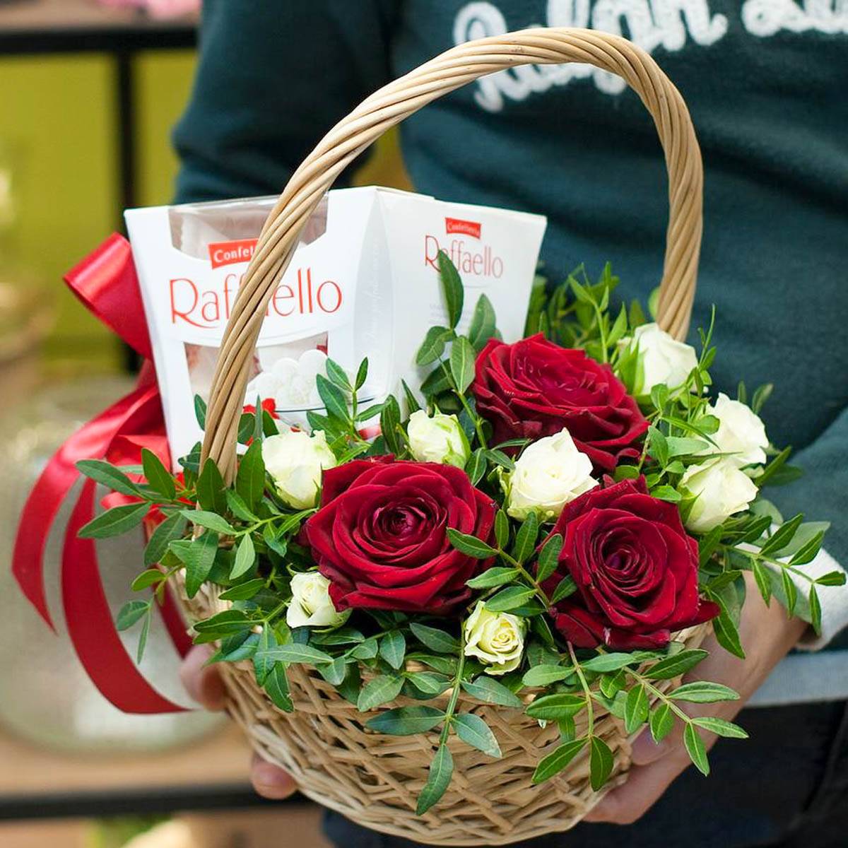 Презентация на тему: "цветочный этикет. цветы – лучший подарок цветы являются одним из самых лучших и универсальных подарков, который можно преподнести родным и близким, друзьям.". скачать бесплатно и без регистрации.