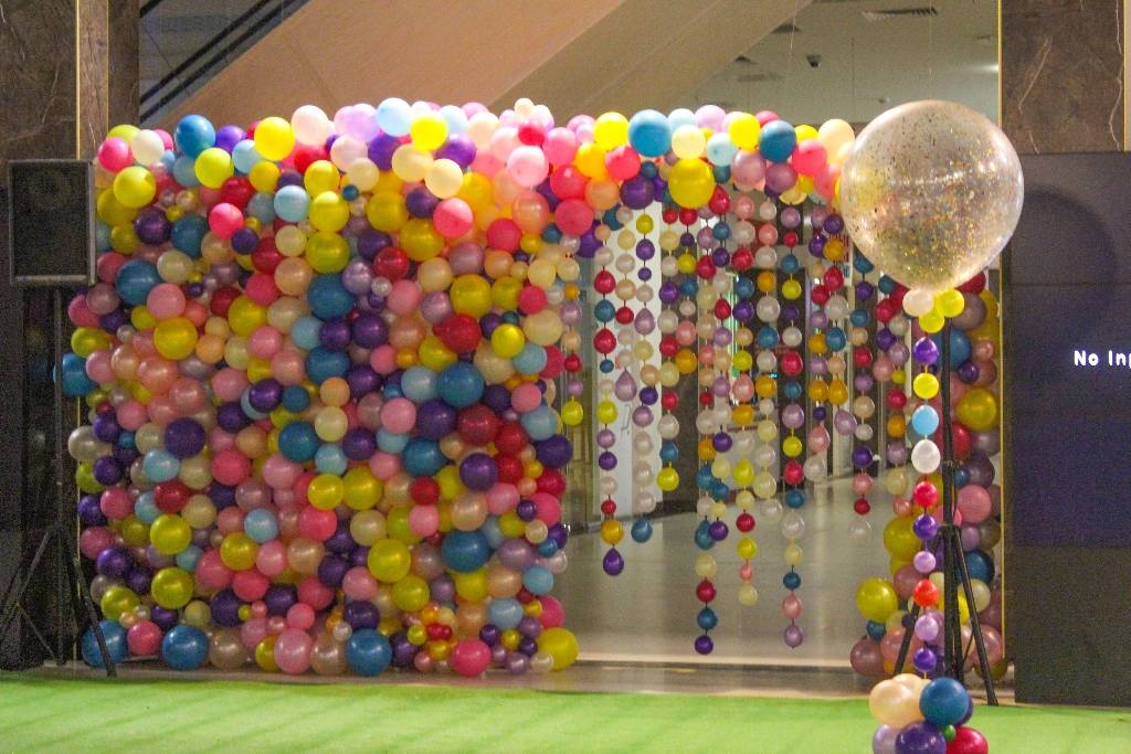 Украшения комнаты воздушными шарами