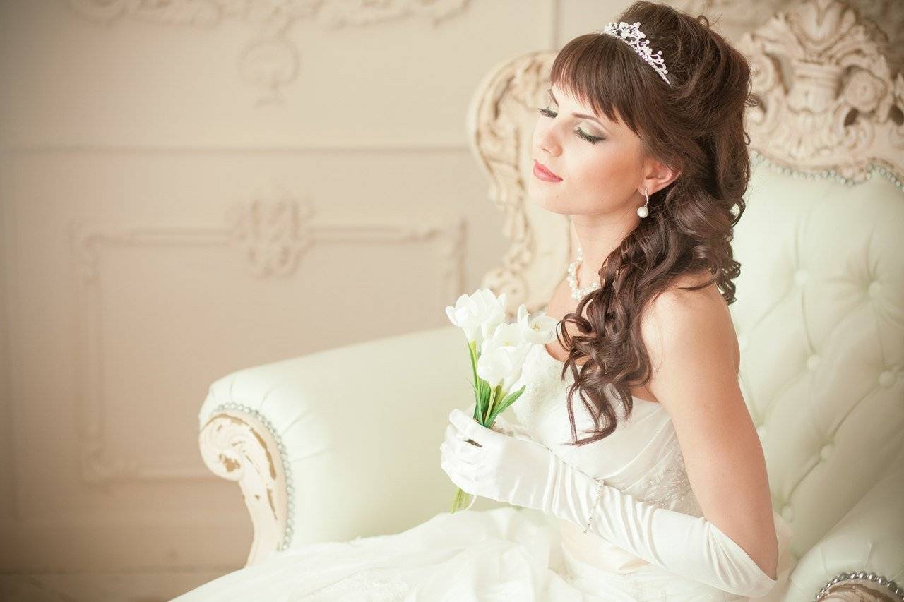 Прически свадебные с челкой. красивые и современные прически :: syl.ru