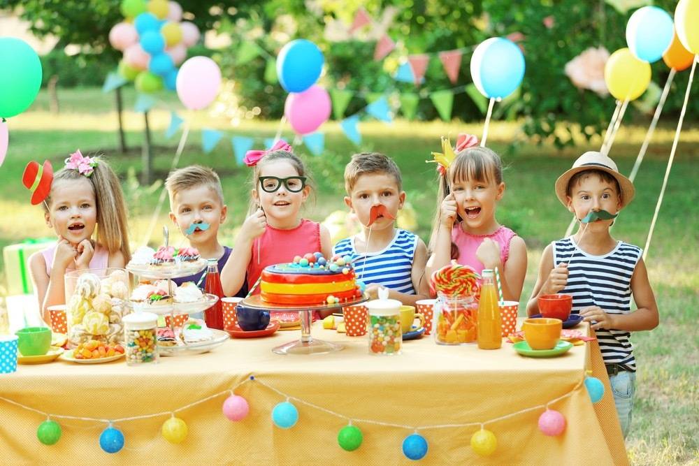Как красиво поздравить девушку с днем рождения: креативные идеи для подарков и празднования торжества