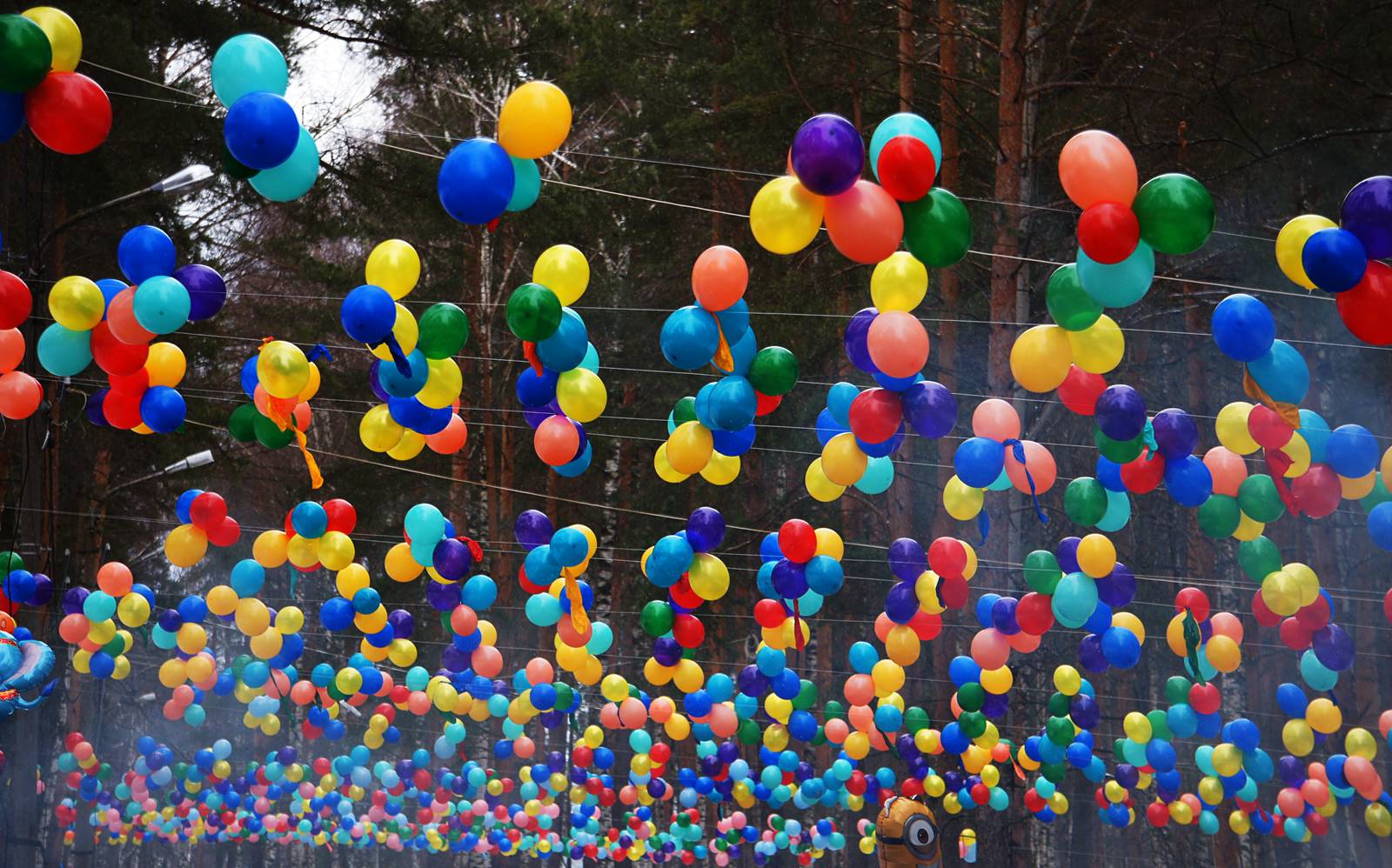 Конкурсы с воздушными шарами на свадьбу (идеи)
