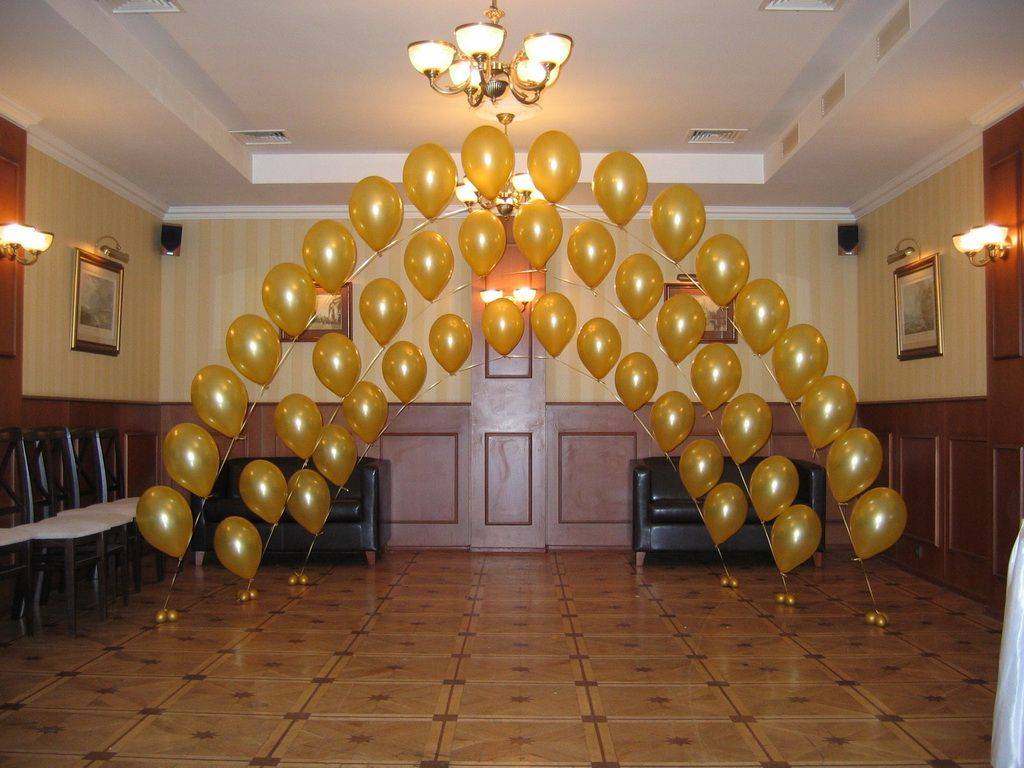 Как украсить комнату шарами