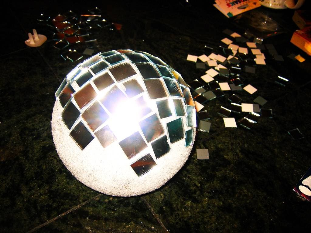 Как сделать шарик из диска. устраиваем дискотеку дома: дискошар своими руками