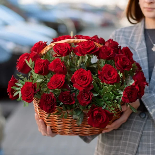 Какие цветы дарят мужчине и как правильно их преподнести